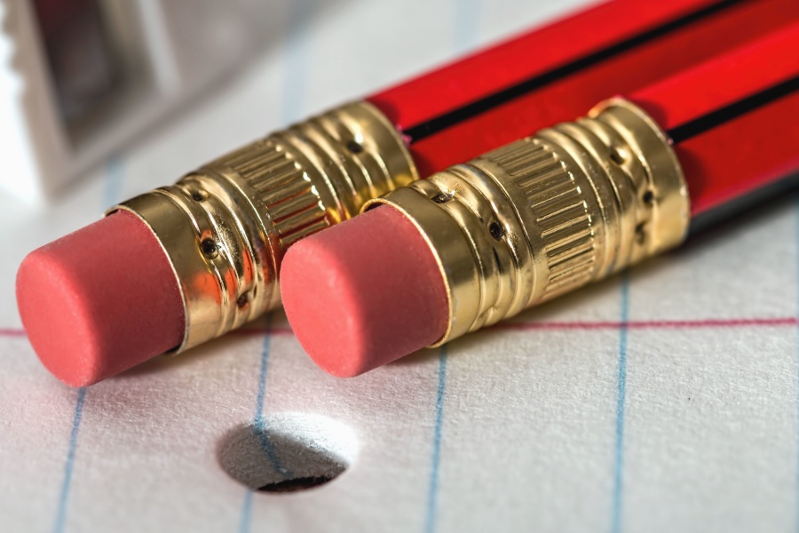 Rood potlood met gum en papier