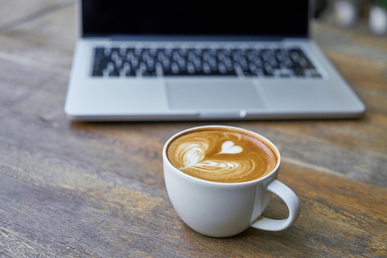 laptop met koffie cappuccino