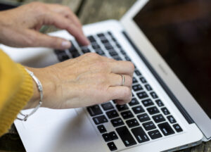 Handen op een toetsenbord die bloggen