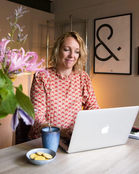 Tekstschrijver achter laptop